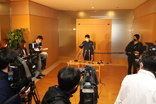 写真：会議の結果を報道陣に説明する山本知事