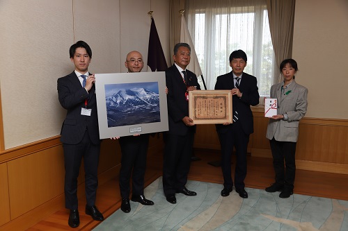 写真：第一生命保険株式会社の皆さま及び須田環境部長と記念写真を撮る山本知事