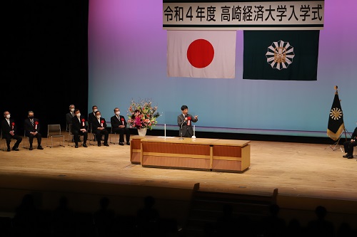 写真3：祝辞を述べる山本知事