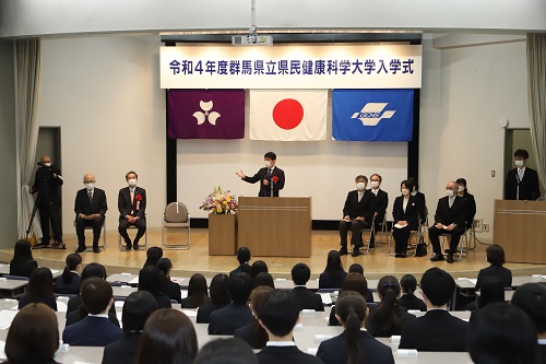 写真4：祝辞を述べる山本知事