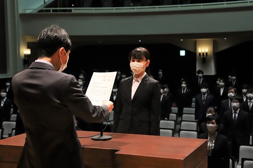 写真：辞令を交付する山本知事