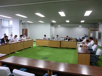 北海道議会議事堂にて説明を受けるの画像