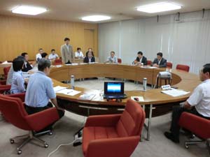 奈良県議会会場での説明の画像