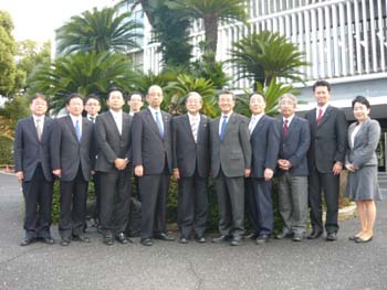 広島県議会庁舎前にての画像