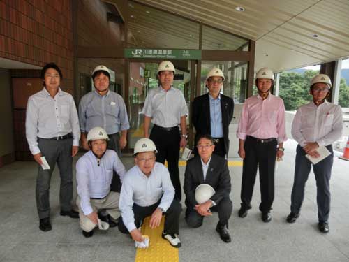 写真：川原湯温泉駅の調査の様子