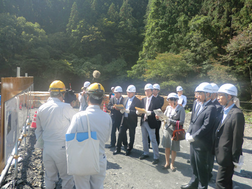 写真：田沢発電所建設地での調査の様子