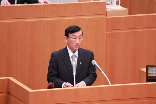 写真：厚生文化常任委員会　委員長報告の様子