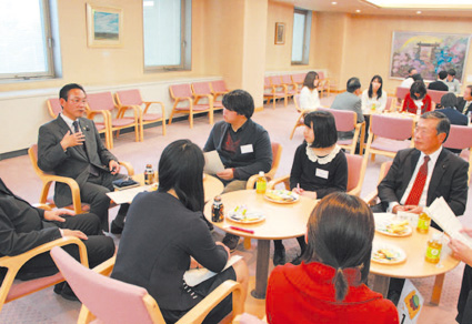 議員と学生との意見交換の様子写真