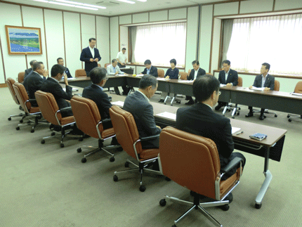 日本銀行函館支店にて説明を受ける様子写真