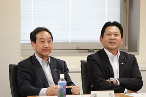 高校生の意見に聞き入る正副議長の写真