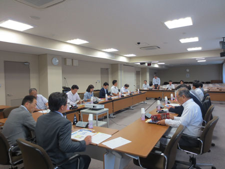 和歌山県議会で説明を受ける様子写真