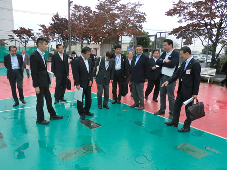 群馬県勤労福祉センターテニスコートで説明を受ける様子写真