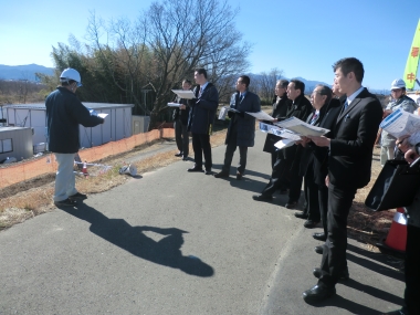 主要地方道寺尾藤岡線バイパスについて説明を受ける様子写真