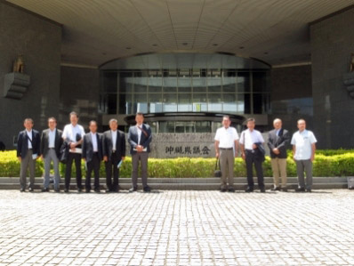 沖縄県議会にて集合写真