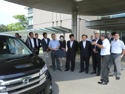 菰野町の取組「あいあい自動車」について説明を受ける様子写真