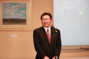 あいさつする須藤昭男議会基本条例推進委員長（11月30日）写真