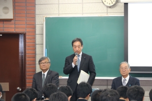 あいさつをする星野寛議員の写真
