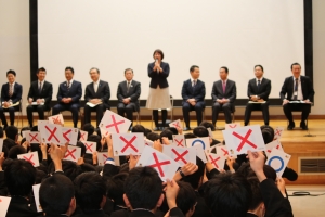 議員の自己紹介の写真