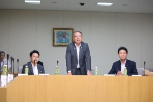 あいさつする狩野浩志議長（9月24日）写真