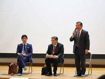 生徒からの質問に答える中沢丈一議員の写真