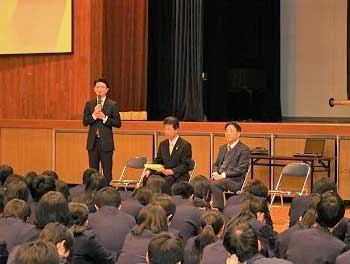 生徒からの質問に答える亀山貴史議員の写真