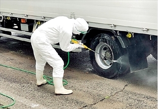 消毒ポイントでの車両消毒の様子写真