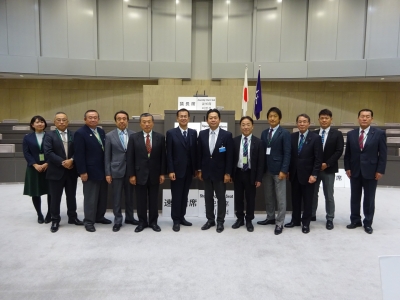 東京都議会議場にて集合写真