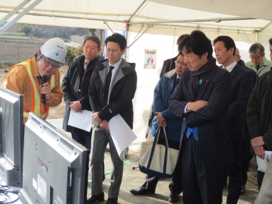 富岡鉱業所にてドローンを活用した計測手法の説明を受ける様子写真