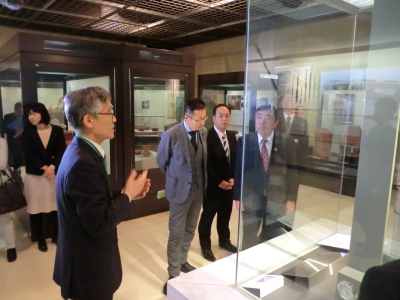 埼玉県立さきたま史跡の博物館を視察する様子写真