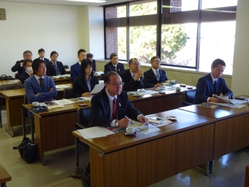 館林市役所で説明を受ける様子写真