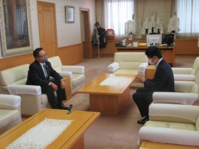 意見交換する萩原議長と山本知事の写真