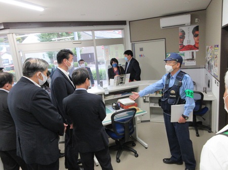 前橋駅前交番にて設備の説明を受ける写真