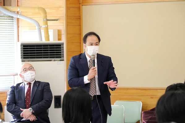 生徒からの質問に答える今泉健司議員の写真