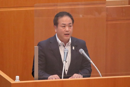 委員長報告をする　今泉　健司　委員長の写真