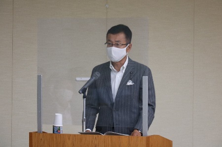 委員長報告をする大和勲委員長の写真