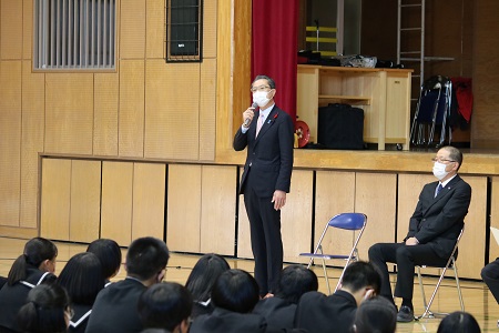 あいさつをする井田泉議長の写真