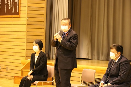 生徒の質問に答える岸善一郎議員の写真