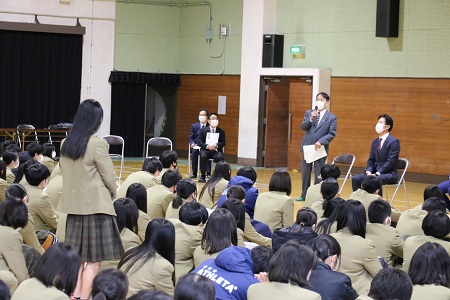 生徒の質問に答える星名建市議員の写真