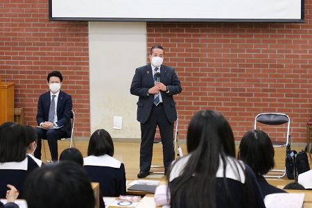 生徒の質問に答える藥丸潔議員の写真