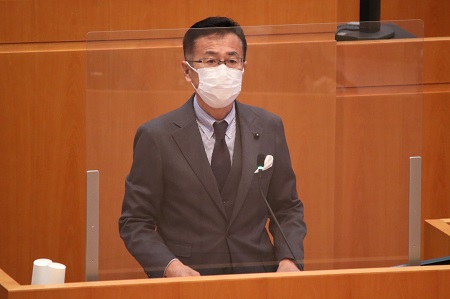 委員長報告をする大和勲委員長の写真