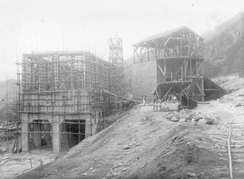 写真3 建設中のホッパー棟(昭和19年)の写真 写真3建設中のホッパー棟(昭和19年)の写真