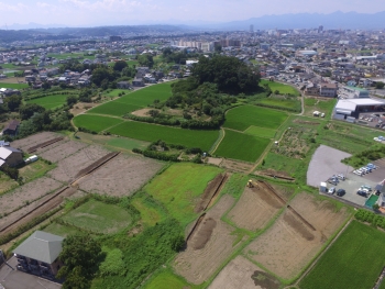 跡 浅間山古墳俯瞰(高崎市教育委員会提供)の写真 跡 浅間山古墳俯瞰(高崎市教育委員会提供)の写真