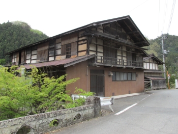 春秋館跡 居宅兼事務所・蚕室(道路南東から)の写真 春秋館跡 居宅兼事務所・蚕室(道路南東から)の写真