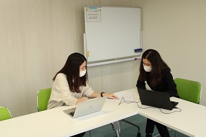 日本人とのペア業務の様子の画像