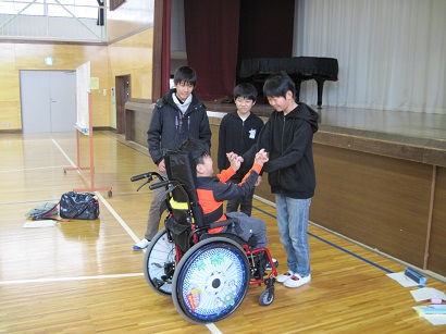 あさひ特別支援学校と韮川西小学校の交流授業の写真