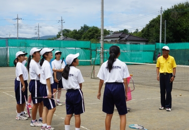 部活動指導員から指導を受ける生徒の写真