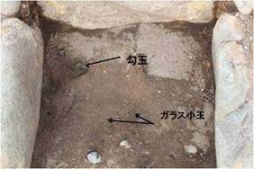 2号埋葬施設の遺物出土状況（西から）の写真