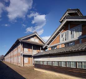 繰糸所(手前)と西置繭所(奥)の写真 繰糸所(手前)と西置繭所(奥)の写真