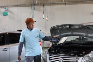 自動車整備科　テクノインストラクターによる案内のもと、実際に自動車整備を体験の画像1