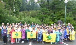 沢山のお友達と自然観察の画像